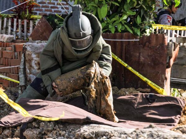 Detik-detik Polisi Jinakkan Bom Rakitan di Aceh