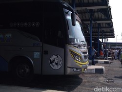 Libur Nataru, Belasan Bus di Terminal Harjamukti Cirebon Tak Laik Jalan