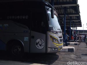 Libur Nataru, Belasan Bus di Terminal Harjamukti Cirebon Tak Laik Jalan Libur Nataru, Belasan Bus di Terminal Harjamukti Cirebon Tak Laik Jalan