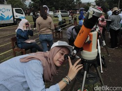 Antusiasme Warga Amati Gerhana Matahari Cincin di Lembang