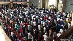 Salat Gerhana Matahari di Masjid Raya Bandung