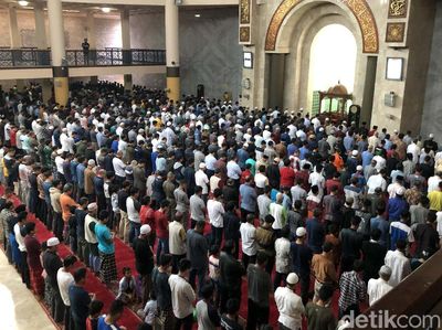 Salat Gerhana Matahari di Masjid Raya Bandung