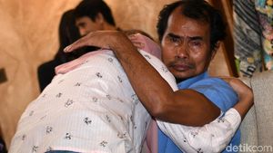 Isak Tangis Sambut Kedatangan WNI yang Disandera Abu Sayyaf