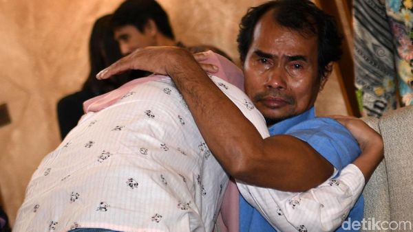 Isak Tangis Sambut Kedatangan WNI yang Disandera Abu Sayyaf