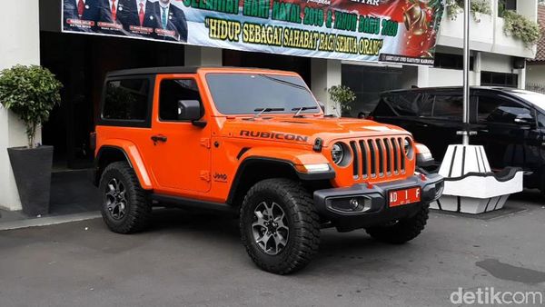 Penampakan Mobil Dinas Mewah Bupati Karanganyar