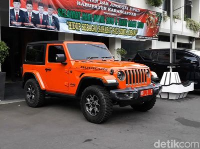 Penampakan Mobil Dinas Mewah Bupati Karanganyar