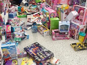 Viral Foto Kekacauan di Toko Setelah Pesta Diskon Akhir Tahun