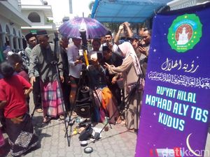 Warga Kudus Antusias Menyaksikan Fenomena Gerhana Matahari