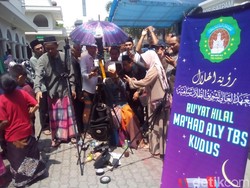 Warga Kudus Antusias Menyaksikan Fenomena Gerhana Matahari