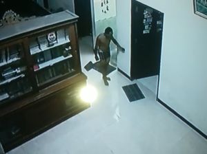 Pria Ini Bobol Rumah Panitera Pakai Kolor Doang, Gila atau Berilmu?