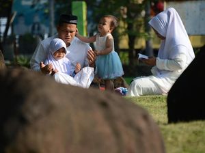 Zikir dan Doa Para Peziarah di Peringatan 15 Tahun Tsunami Aceh Zikir dan Doa Para Peziarah di Peringatan 15 Tahun Tsunami Aceh