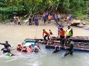 Penyelaman untuk Cari Korban Bus Sriwijaya Terjun ke Jurang Dihentikan Penyelaman untuk Cari Korban Bus Sriwijaya Terjun ke Jurang Dihentikan