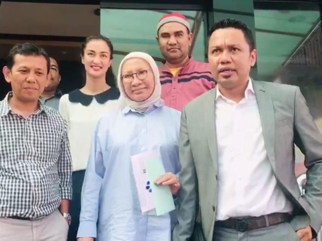 Wajah Semringah Ratna Sarumpaet saat Bebas dari Penjara Wajah Semringah Ratna Sarumpaet saat Bebas dari Penjara