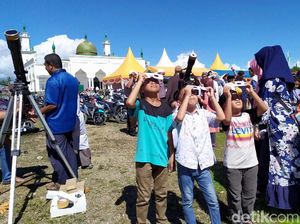 Euforia Gerhana Matahari Cincin dari Aceh Sampai Papua Euforia Gerhana Matahari Cincin dari Aceh Sampai Papua