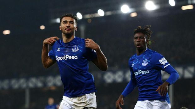 Dominic Calvert-Lewin (kiri) merayakan golnya ke gawang Burnley.