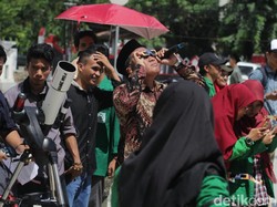 Antusiasme Mahasiswa UIN Makassar Amati Gerhana Matahari Cincin Via Aplikasi