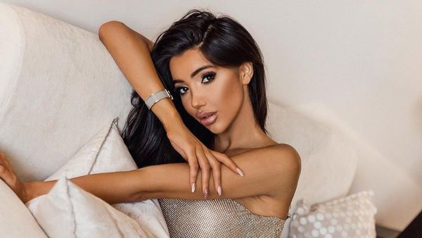 Fakta Chloe Khan, Model Playboy Kontroversial yang Pakai Baju Santa Seksi