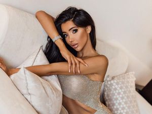 Fakta Chloe Khan, Model Playboy Kontroversial yang Pakai Baju Santa Seksi