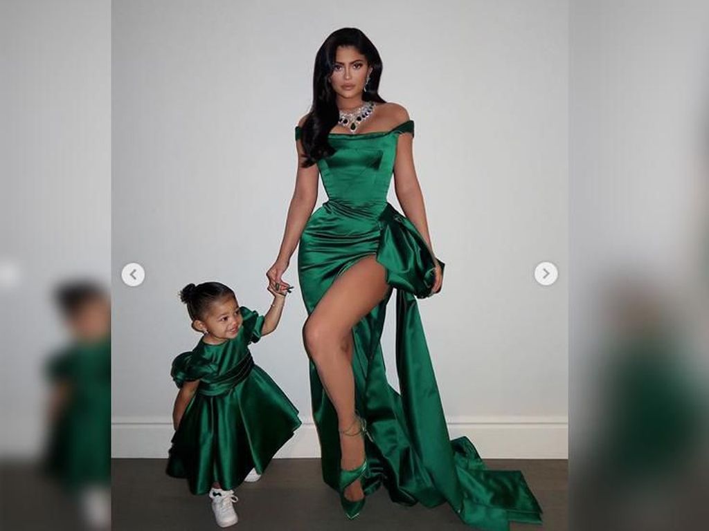 Kylie Jenner Dikritik karena Berikan Cincin Berlian ke Anak Balitanya Kylie Jenner Dikritik karena Berikan Cincin Berlian ke Anak Balitanya