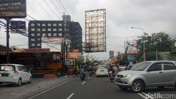 Waduh! Ada Papan Reklame Menjorok ke Tengah Jalan di Yogyakarta