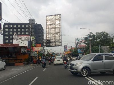 Waduh! Ada Papan Reklame Menjorok ke Tengah Jalan di Yogyakarta