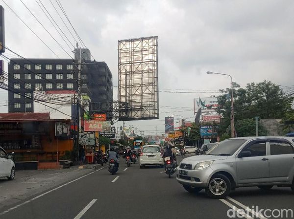 Waduh! Ada Papan Reklame Menjorok ke Tengah Jalan di Yogyakarta