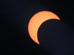 Gerhana Matahari Mulai Terlihat di Makassar