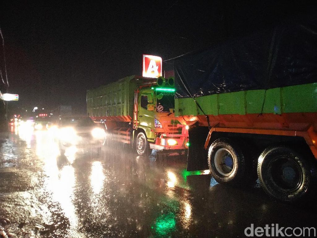 Truk Tambang di Parung Panjang Dikeluhkan Warga, Sopir: Kami Cari Nafkah Truk Tambang di Parung Panjang Dikeluhkan Warga, Sopir: Kami Cari Nafkah