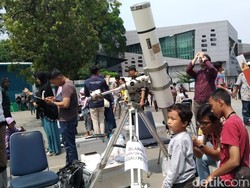 Warga Ramai Datang, TIM Bagikan 5.800 Kacamata Lihat Gerhana Matahari