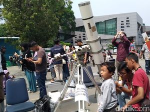 Warga Ramai Datang, TIM Bagikan 5.800 Kacamata Lihat Gerhana Matahari Warga Ramai Datang, TIM Bagikan 5.800 Kacamata Lihat Gerhana Matahari