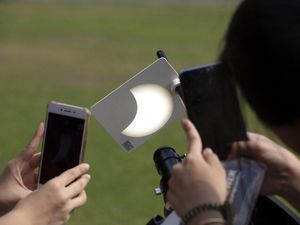 Bikin Takjub, Gerhana Matahari Cincin Dilihat dari Antariksa