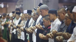 Surah yang Dibaca dalam Sholat Khusuf saat Gerhana Bulan Total