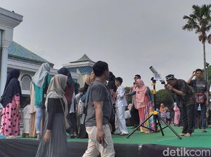 Warga Surabaya Padati Nobar Gerhana Matahari Cincin di Masjid Al Akbar