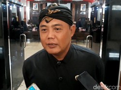 Mengkritisi Celetuk Bupati Karanganyar Nggak Punya Uang Nggak Usah Pergi