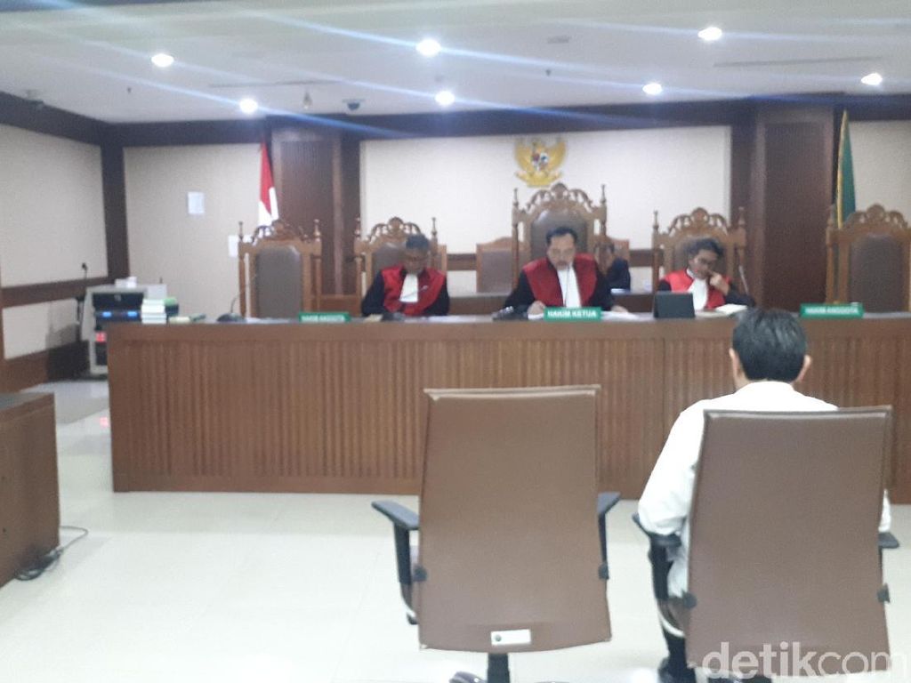 Eks Anggota DPR Sukiman Didakwa Terima Suap Rp 2,9 M Eks Anggota DPR Sukiman Didakwa Terima Suap Rp 2,9 M