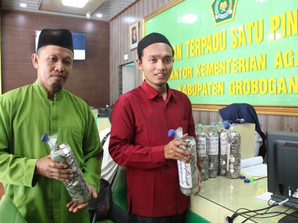 Pemuda Ini Bayar ONH dari Hasil 10 Tahun Nabung Recehan di Botol Bekas Pemuda Ini Bayar ONH dari Hasil 10 Tahun Nabung Recehan di Botol Bekas