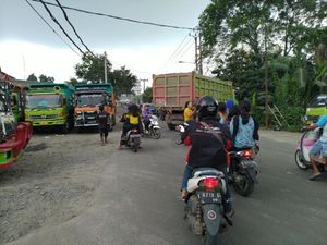 Warga Keluhkan Banyaknya Truk Tambang di Parung Panjang Bikin Macet Warga Keluhkan Banyaknya Truk Tambang di Parung Panjang Bikin Macet