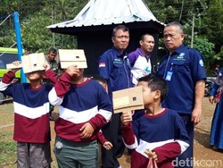 Ramai-ramai Lihat Gerhana dari Bukit Cinta