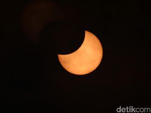 Penampakan Gerhana Matahari di Bali