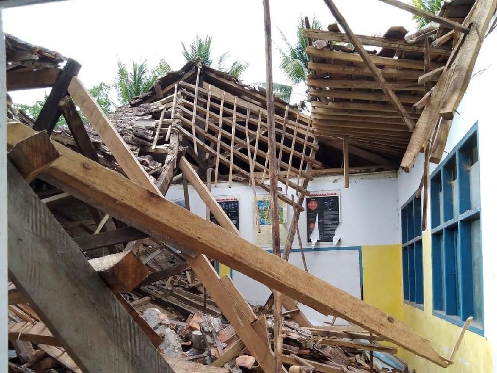 SD Roboh Akibat Gempa di Sukabumi, Camat: Kondisinya Lapuk SD Roboh Akibat Gempa di Sukabumi, Camat: Kondisinya Lapuk