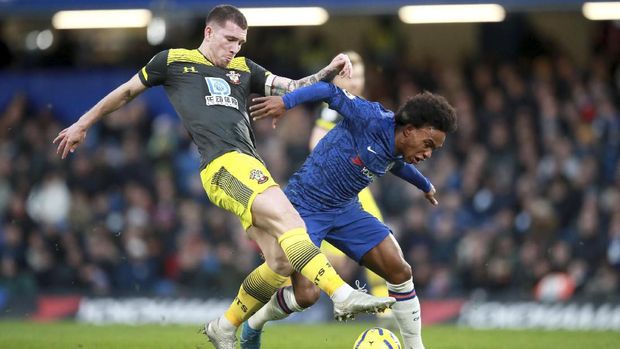 Chelsea dua kali kebobolan dari Southampton melalui serangan balik. (