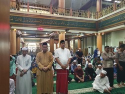 Wakil Wali Kota Bekasi Bersama Warga Salat Gerhana di Masjid Al-Barkah