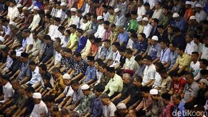Suasana Salat Gerhana Matahari di Masjid Istiqlal