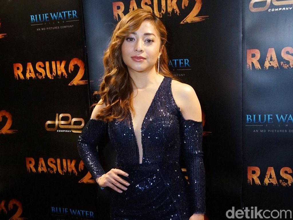 Nikita Willy Pamer Bahu dengan Dress Belahan Rendah Nikita Willy Pamer Bahu dengan Dress Belahan Rendah