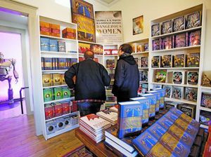 Penulis Game of Thrones Buka Toko Buku di Kampung Halamannya