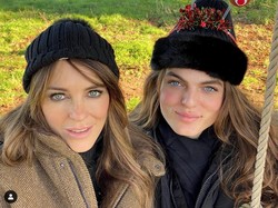 Bikin Heboh, Gaya Kembaran Liz Hurley dan Putranya di Kartu Natal