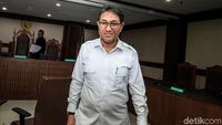 Senyum Eks Anggota DPR Sukiman Usai Didakwa Terima Suap Rp 2,9 M