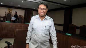 Senyum Eks Anggota DPR Sukiman Usai Didakwa Terima Suap Rp 2,9 M