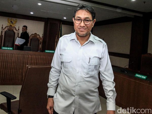 Senyum Eks Anggota DPR Sukiman Usai Didakwa Terima Suap Rp 2,9 M
