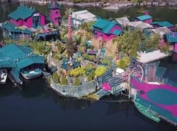 Pasangan Ini Buat Rumah Apung Rp 18 Miliar Selama 27 Tahun